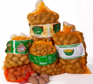 Verschiedene Säcke mit hellen und roten Heidekartoffeln