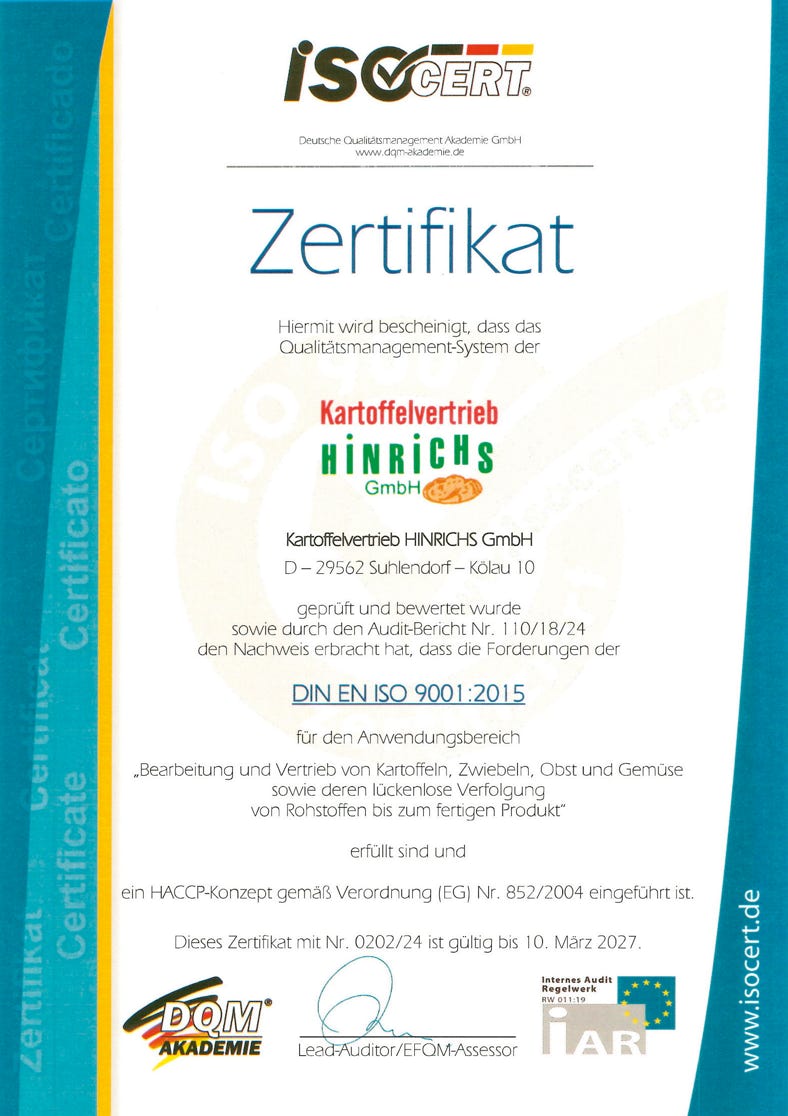 Ein ISO-Zertifikat mit dem Titel "Zertifikat" in blauer Schrift, Logos und Text in verschiedenen Farben und Größen, umgeben von einem blauen Rand.